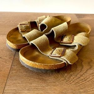 Birkenstock Arizona taupe suede sandal. Size 38